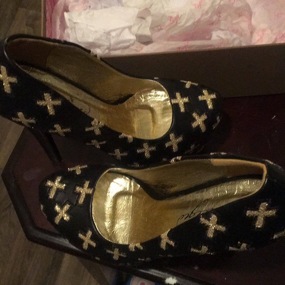 Heels - Picture 2 of 4